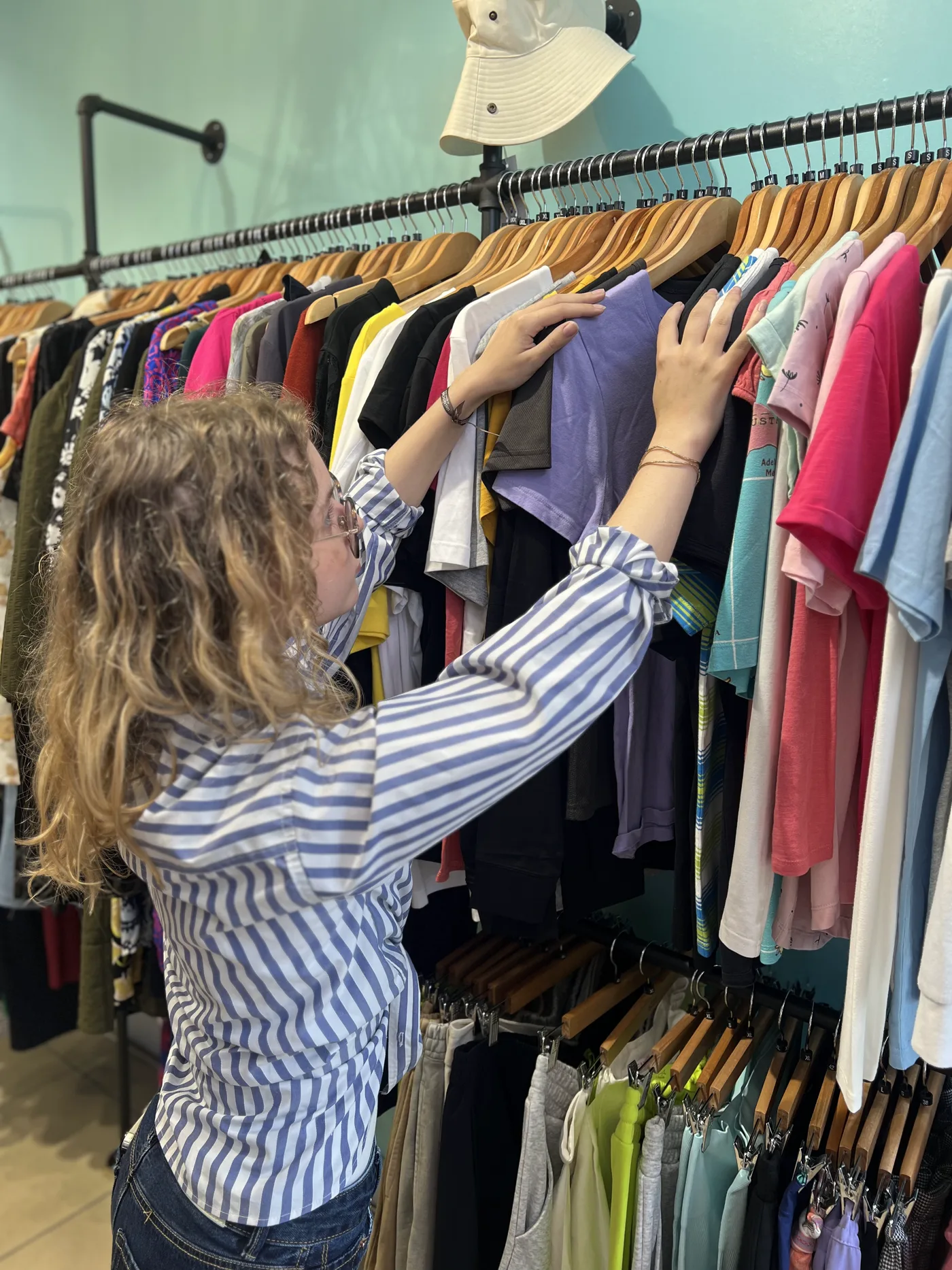 Sélection minutieuse des pièces sur les portants de la boutique